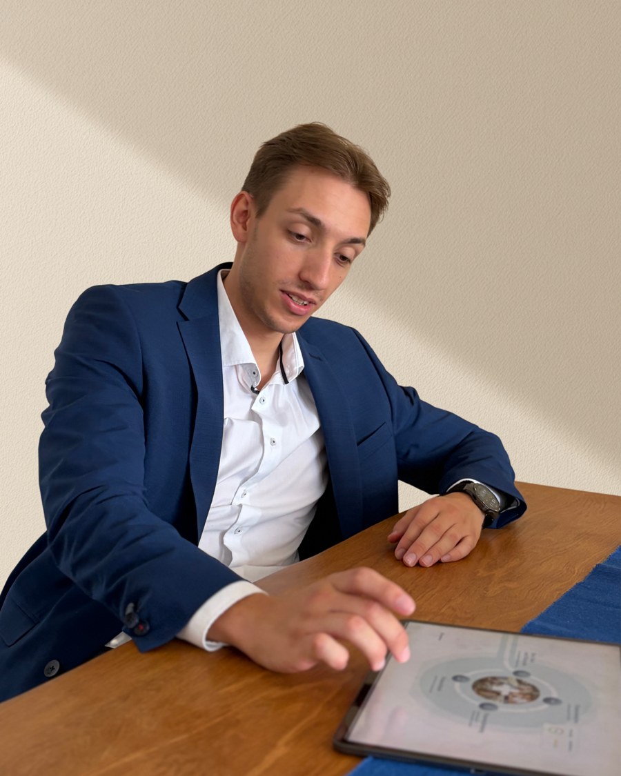 Lukas John bei der Finanzanalyse nach DIN 77230 am Tisch